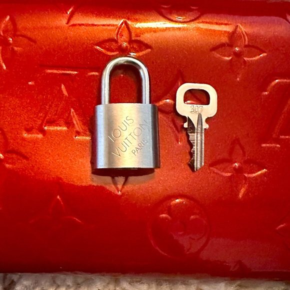 Rare Silver LV luggage Lock - Picture 3 of 4